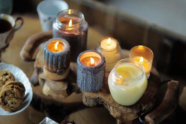 Hermosa vela encendida en la mesa de madera