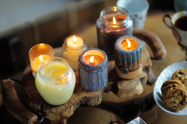 Hermosa vela encendida en la mesa de madera