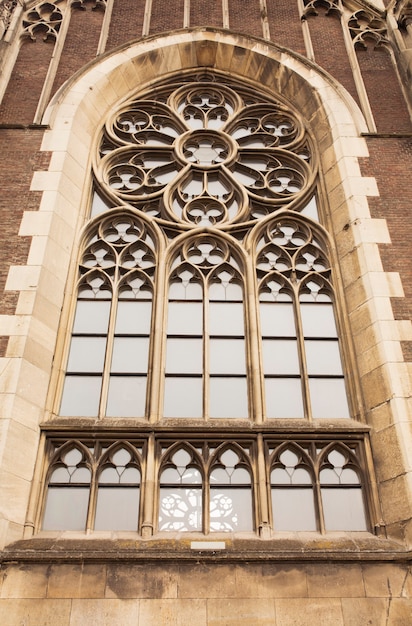 Hermosa ventana gótica en la fachada de la Catedral de Santa Olga e Isabel