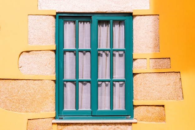 Hermosa ventana tradicional de un pequeño pueblo español