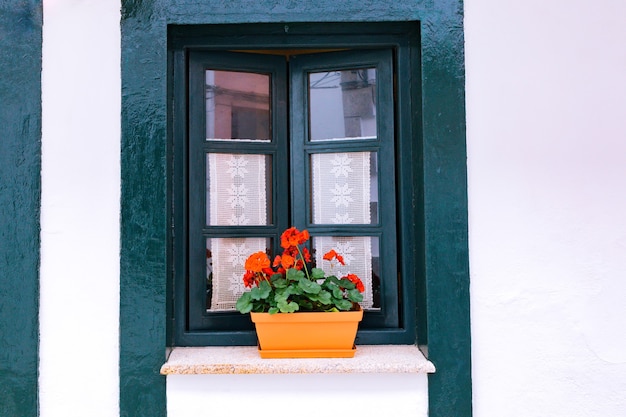 Hermosa ventana tradicional de un pequeño pueblo español