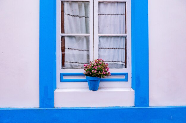 Foto hermosa ventana tradicional de un pequeño pueblo español