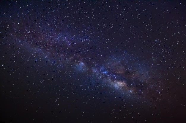 Hermosa vía láctea en un cielo nocturno Fotografía de larga exposición con grainxAxA