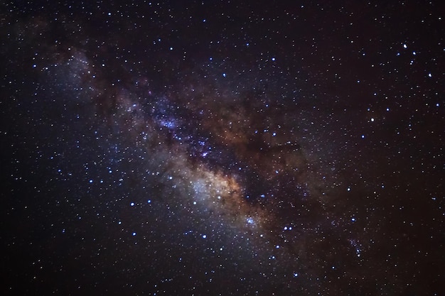 Hermosa vía láctea en un cielo nocturno Fotografía de larga exposición con grano