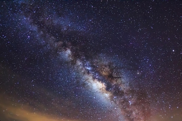 Hermosa vía láctea en un cielo nocturno Fotografía de larga exposición con grano