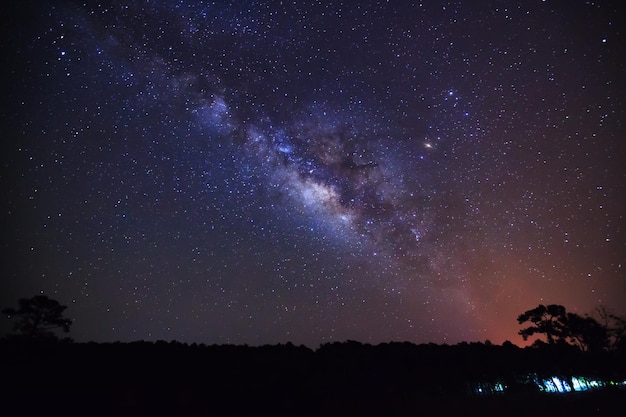 Hermosa vía láctea en un cielo nocturno Fotografía de larga exposición con grano