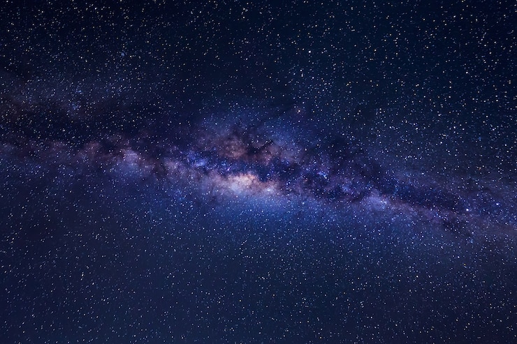 Foto hermosa vía láctea con estrellas y polvo espacial en un cielo nocturno.
