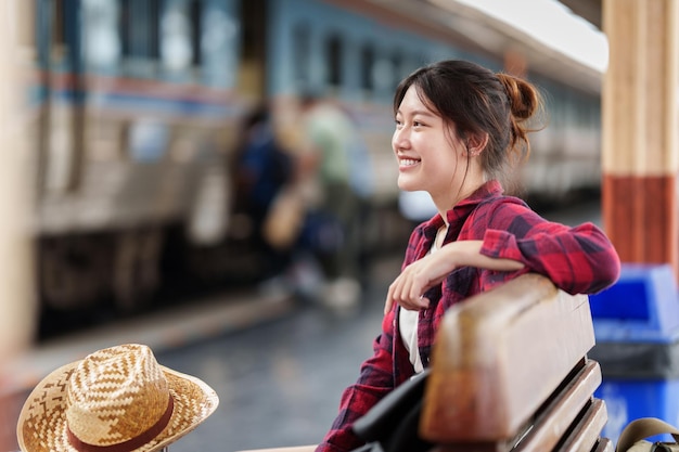 Hermosa viajera con mochila va al viaje de verano en tren Concepto de viaje