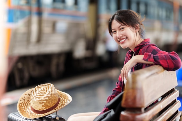 Hermosa viajera con mochila va al viaje de verano en tren Concepto de viaje