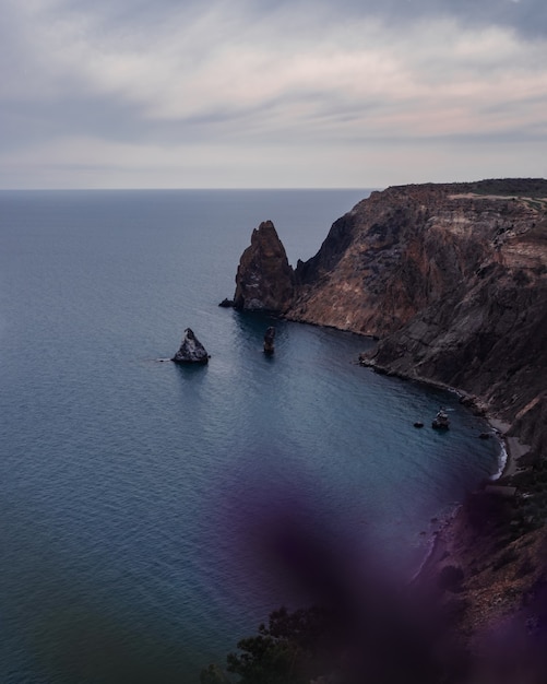 Hermosa vista del acantilado en el mar