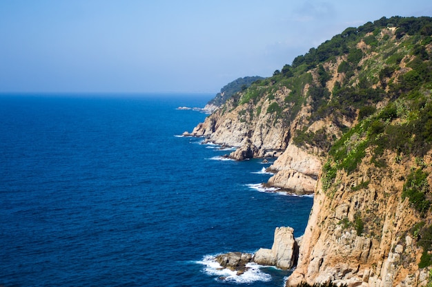 Hermosa vista del acantilado rocoso y el mar azul en España, Europa