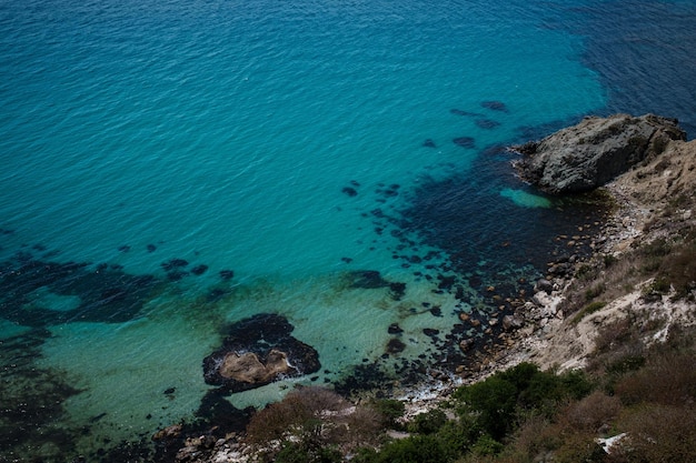 Hermosa vista desde el acantilado sobre el mar azul