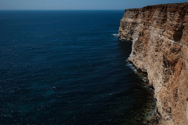 Hermosa vista desde el acantilado sobre el mar azul