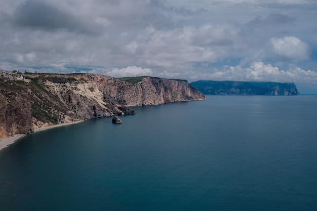 Hermosa vista desde el acantilado sobre el mar azul