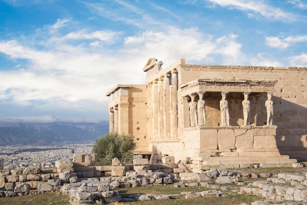 Hermosa vista de la Acrópolis y Erecteion en Atenas, Grecia