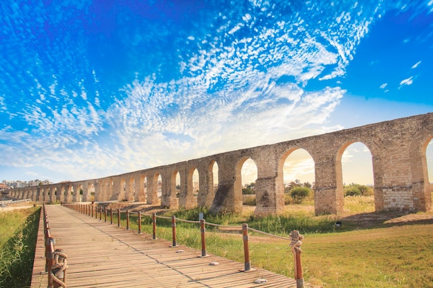 Hermosa vista del acueducto en Larnaca, Chipre