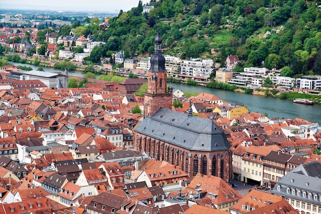 Hermosa vista aérea de Alemania sobre la ciudad de Heidelberg en el centro de Spring City, incluida la catedral principal, el río Neckar y las colinas con bosque