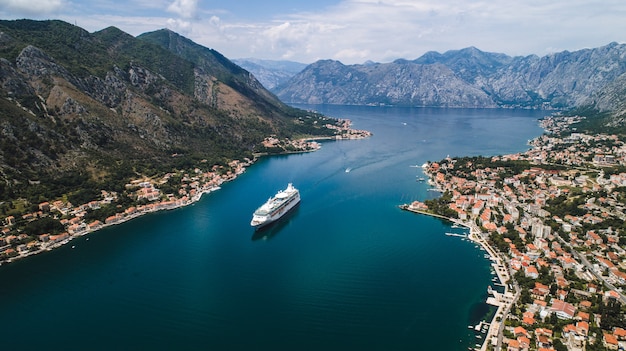 Hermosa vista aérea de la bahía de Kotor. Crucero atracado en un hermoso día de verano.