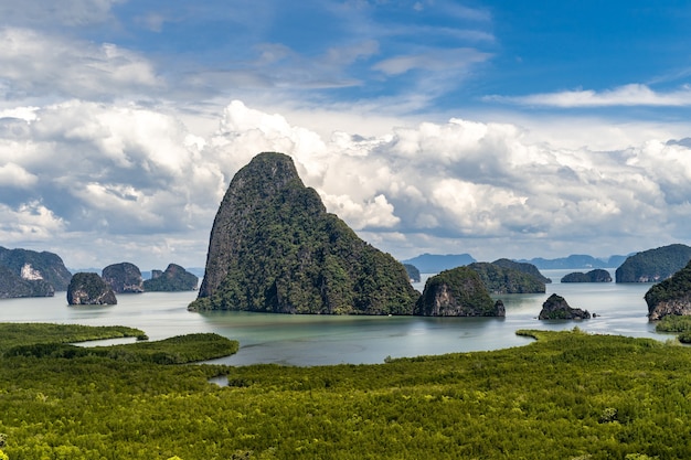 Hermosa vista aérea de la bahía de Samed Nang Chee en Phang Nga, Tailandia en un día soleado con nubes wihte