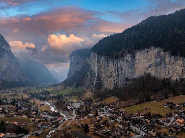 Una hermosa vista aérea de las cataratas de Staubbach en Suiza