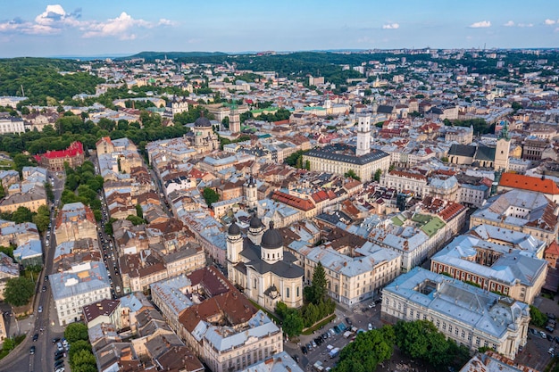 Hermosa vista aérea del centro histórico de la ciudad de lviv ucrania