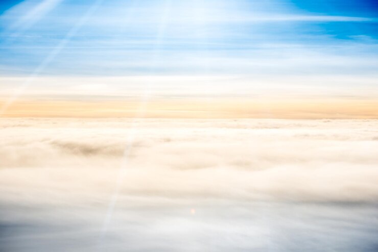 Hermosa vista aérea con cielo azul, nubes blancas esponjosas y rayos de sol brillantes sobre ellos. Se puede utilizar como fondo natural.