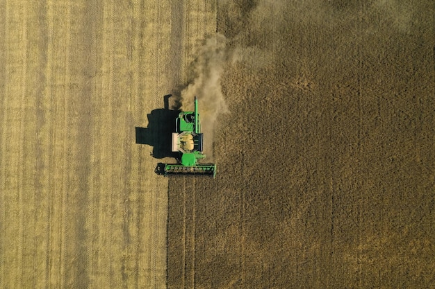 Foto hermosa vista aérea de la cosechadora moderna que trabaja en el campo en un día soleado industria agrícola