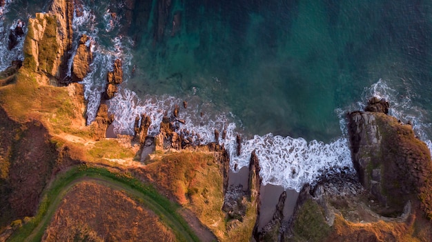 Hermosa vista aérea de la costa.