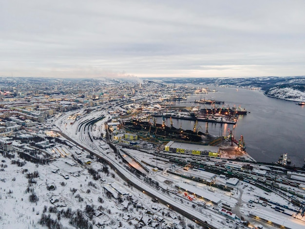 Hermosa vista aérea de invierno de Murmansk, Rusia, una ciudad portuaria y el centro administrativo del óblast de Murmansk, península de Kola, bahía de Kola, ruta del mar del Norte