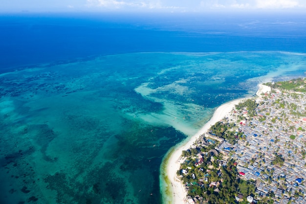 La hermosa vista aérea de la isla tropical de Zanzíbar.