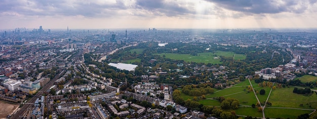 Hermosa vista aérea de Londres con muchos parques verdes y rascacielos de la ciudad en primer plano.