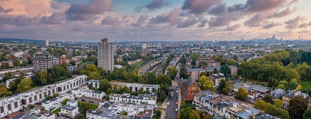 Hermosa vista aérea de londres con muchos parques verdes