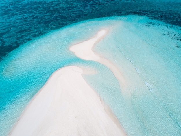 Hermosa vista aérea de Maldivas y playa tropical. Concepto de viajes y vacaciones