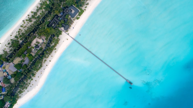 Hermosa vista aérea de Maldivas y playa tropical. Concepto de viajes y vacaciones