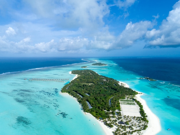 Hermosa vista aérea de Maldivas y playa tropical. Concepto de viajes y vacaciones