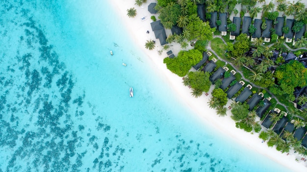 Hermosa vista aérea de Maldivas y playa tropical. Concepto de viajes y vacaciones