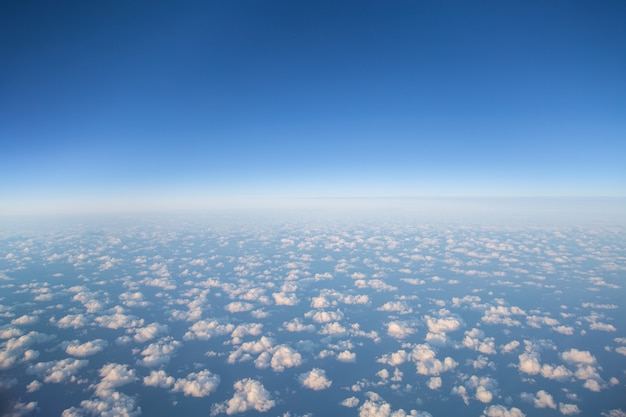 Hermosa vista aérea de las nubes desde un avión.
