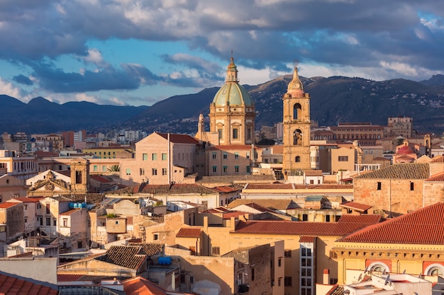 Hermosa vista aérea de Palermo con la Iglesia del Gesu al amanecer, Sicilia, Italia