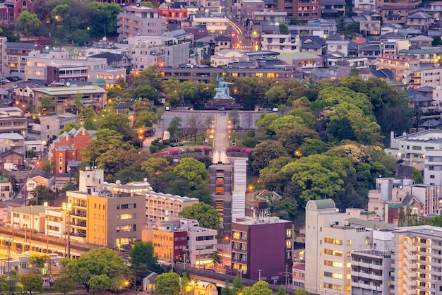 Foto una hermosa vista aérea panorámica del horizonte de nagasaki por la noche