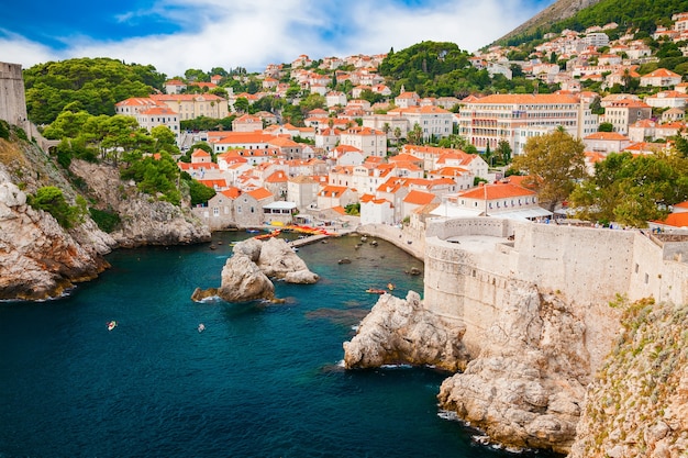 Hermosa vista aérea del pequeño y acogedor puerto en la parte antigua de Dubrovnik, Croacia