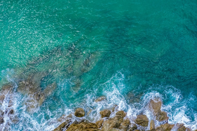 Hermosa vista aérea de piedra esmeralda del mar y la ola oceánica