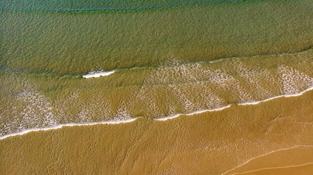 Hermosa vista aérea de una playa con olas.