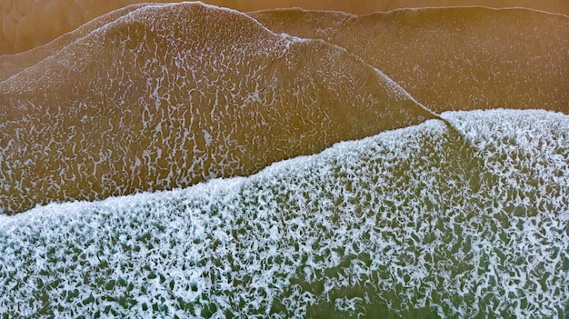 Hermosa vista aérea de una playa con olas.