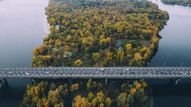 Hermosa vista aérea de un puente sobre árboles y agua en el río Dnieper en Kyiv Ucrania