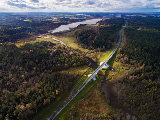 Hermosa vista aérea del puente sobre el río rodeado de bosque