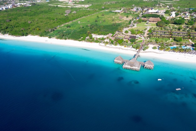 La hermosa vista aérea tropical de la isla de Zanzíbar. mar en la playa de Zanzíbar, Tanzania.