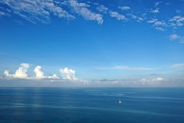 La hermosa vista aérea tropical de la isla de Zanzíbar. mar en la playa de Zanzíbar, Tanzania.