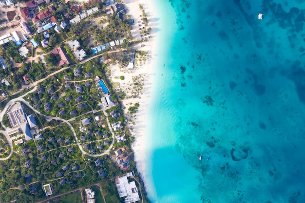 Foto la hermosa vista aérea tropical de la isla de zanzíbar. mar en la playa de zanzíbar, tanzania.