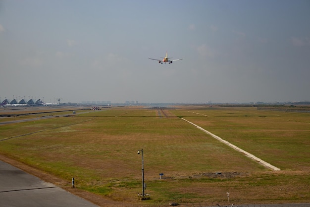 Una hermosa vista del aeropuerto de Suvarnabhumi ubicado en Bangkok, Tailandia