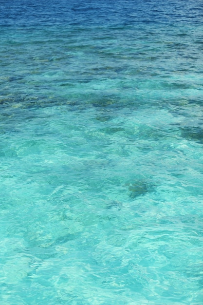 Hermosa vista del agua del océano en la isla en resort